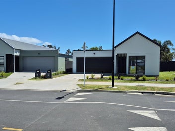 I DO LIKE TO BE BESIDE THE SEASIDE