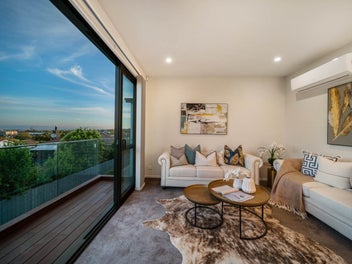 End freestanding home with wide views