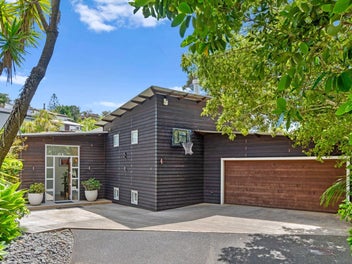 Executive sanctuary retreat with city convenience