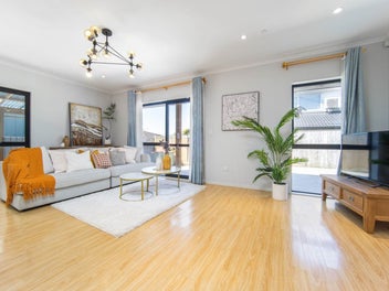 Grand 9-Bed Home with Granny Flat & Sea Views