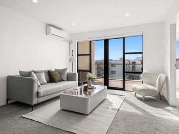 Simplify Your Life — Top-Floor Apartment in Ra...