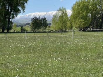 8.5ha Backing onto the Lindis River
