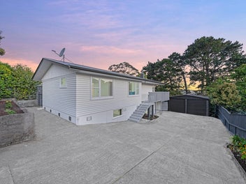 3 Rumpus rooms-3 Bedrooms-2 Bathrooms!