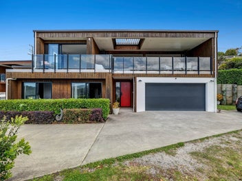 Orewa Stunner: Income + Sea Views