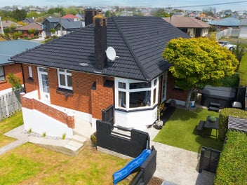 Charming 1930s brick bungalow