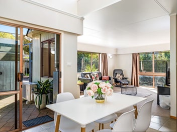 Sun-filled Saint Johns Hill oasis