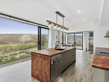 Mountain & Lake Views - Stylish 3BR Lowburn Gem