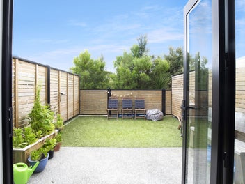 STYLISH NEAR-NEW TOWNHOUSE WITH SUPERB SUN