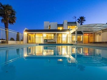 ENDLESS WATER VIEWS - SUPERB LOCATION