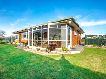 Stop Press! Private, Sunny & Standalone