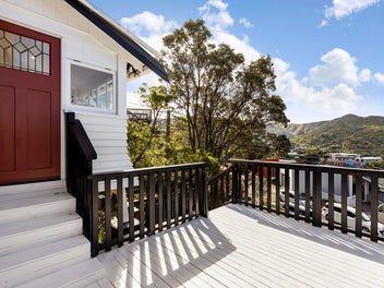 SUNNY, STYLISH AND SIMPLY SUPERB IN WADESTOWN