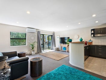 Vendor on the move -exceptional Onehunga townhouse