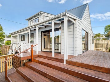 Coastal, Cosy & So Close To The Sand!