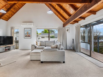 Coastal, Cosy & So Close To The Sand!