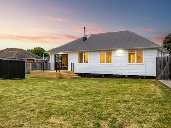 First Home With A WHOPPING 933m2 of Land!!!