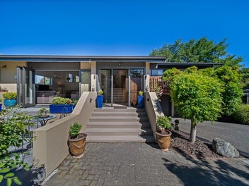 Effortless Luxury Meets Garden Paradise