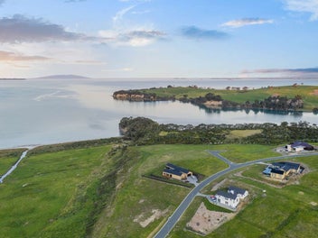 3 TAKAHURI PL - WATERFRONT NORTH SHORE