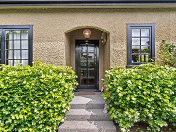 Charming Character Bungalow with Studio