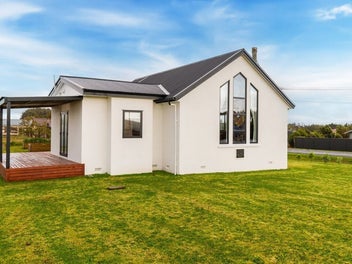 * UNDER OFFER * Warm, Welcoming & Wonderfully Uniq