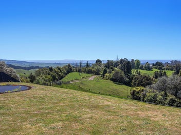 Herepuru Hideaway - Bush Retreat with Ocean Views