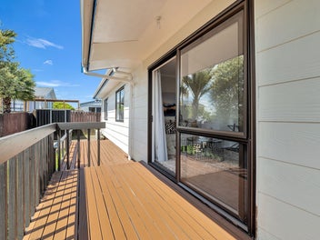 Beautifully Renovated & Freestanding-Perfect Home