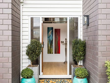 BIG, BOLD AND BEAUTIFUL, GRAND SCALE LIVING