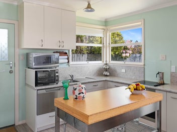 Redwoodtown Gem - Rare Find with Showground Access