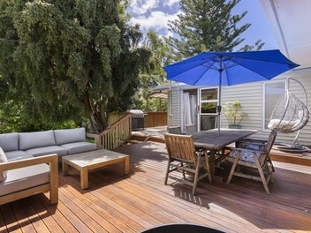 PRIVATE 1006m2 FREEHOLD - MUST SELL