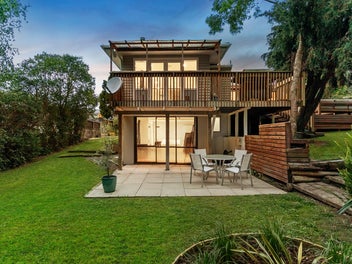 SUNNY FREEHOLD FAMILY HOME WITH FLEXIBILITY