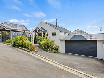 Sweeping Views and Effortless Family Living