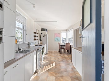 Sweet Treat on Sinclair! Move in before Christmas!