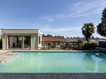 Versatile Living with Pool and Flat