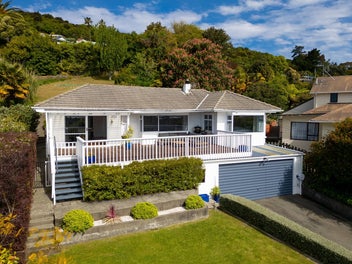 Stunning Views, Stylish Kitchen, 961m2 Section