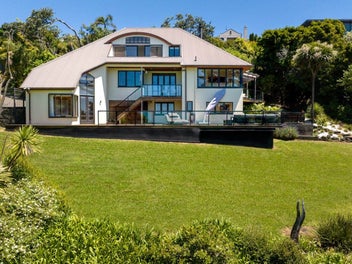 Parklike Coastal Retreat