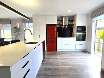 Modern Coastal Haven - Style, Comfort & Location