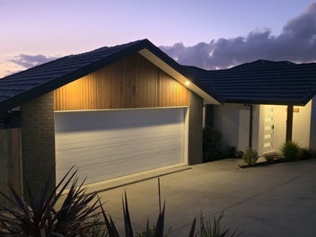 Modern Coastal Haven - Style, Comfort & Location