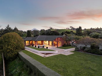 ELEGANT COUNTRY LUXURY MINUTES FROM THE CITY