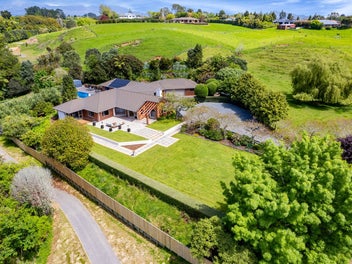 ELEGANT COUNTRY LUXURY MINUTES FROM THE CITY