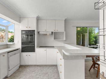 2 minute walk to Burnside High!