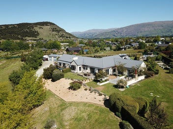 Remarkable 6-Bedroom Lodge/Home in Wanaka