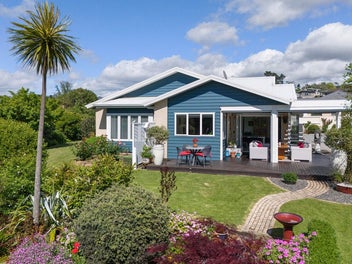 Stroll to Town – Stunning Home & Lush Gardens