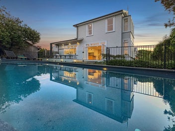 Grand Coastal Villa – Modern Comfort