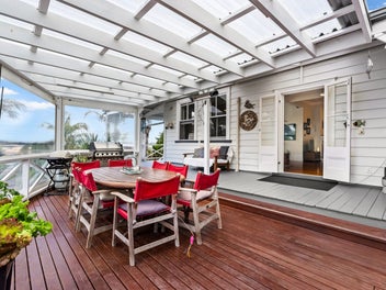 Villa Living + Expansive views !