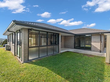 3 bedrooms, 2 bth brick and tile, double glazed