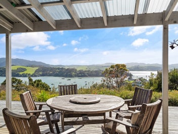Wake to Unobstructed Harbour Views