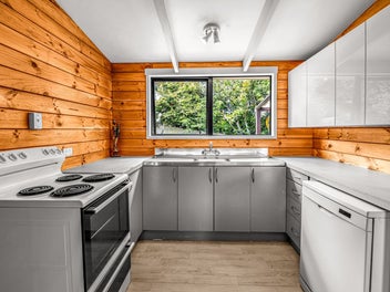 Unique Hillside Hideaway