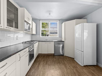 Four Bedrooms Close to Town