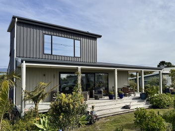 Modern home - great relaxed lifestyle!