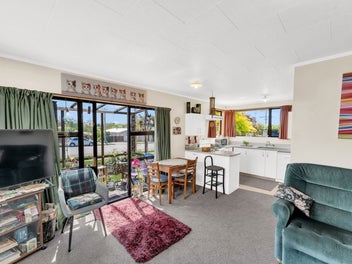 Sunny Unit, Walking Distance to Amenities