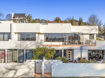 Spacious Executive Apartment with City & Sea Views